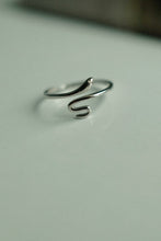 Load image into Gallery viewer, 925 Serpent Sterling Silver Ring
