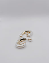 Load image into Gallery viewer, Oyster Pearl Hoop Earrings
