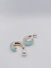 Load image into Gallery viewer, Oyster Pearl Hoop Earrings
