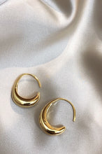 Load image into Gallery viewer, Oval Shape Hoop Earrings
